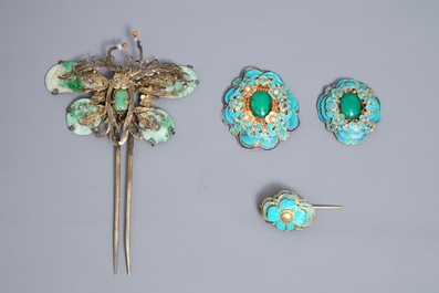 Vier Chinese zilveren sieraden met jade en ijsvogelveren, 19/20e eeuw