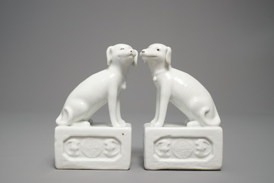 Une paire de mod&egrave;les de chiens en porcelaine blanc de Chine, marque en creux, 18/19&egrave;me