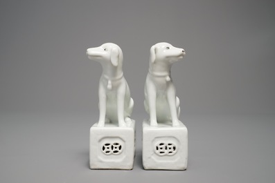 Une paire de mod&egrave;les de chiens en porcelaine blanc de Chine, marque en creux, 18/19&egrave;me