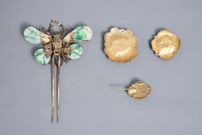 Vier Chinese zilveren sieraden met jade en ijsvogelveren, 19/20e eeuw