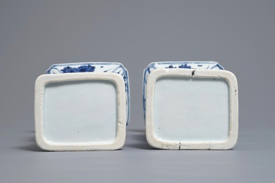 Une paire de vases de forme gu en porcelaine de Chine bleu et blanc, Kangxi