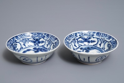 A pair of Japanese Arita blue and white Kraak-style bowls with deer, Edo, 17/18th C.
