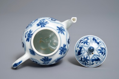 Een Chinese blauwwitte theepot met lange Lijzen, Kangxi