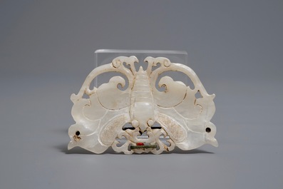 Une broche en forme de papillon en jade blanc sculpt&eacute;, Chine, Ming/Qing