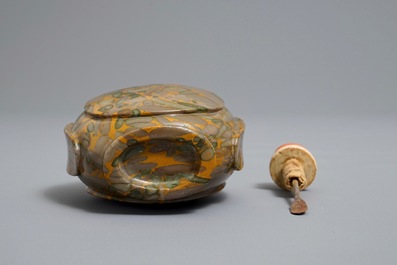 A Chinese 'pudding stone' snuff bottle, 18/19th C.