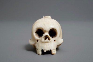 Un netsuke en forme de cr&acirc;ne en ivoire sculpt&eacute;, Japon, Meiji/Showa, 19/20&egrave;me