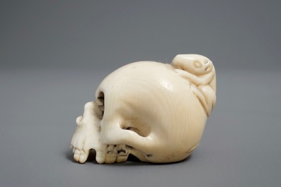 Un netsuke en forme de cr&acirc;ne en ivoire sculpt&eacute;, Japon, Meiji/Showa, 19/20&egrave;me