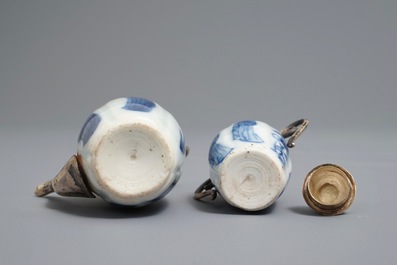 Deux miniatures en porcelaine de Chine bleu et blanc aux montures en argent, Kangxi