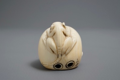Een Japanse ivoren netsuke in de vorm van een schedel, Meiji/Showa, 19/20e eeuw