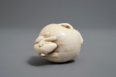 A Japanese ivory 'skull' netsuke, Meiji/Showa, 19/20th