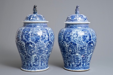 Een paar grote Chinese blauwwitte dekselvazen met figuren in vakverdeling, Kangxi