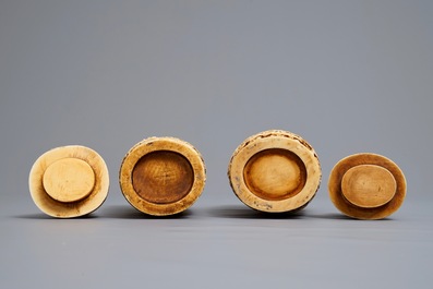 Une paire de vases couverts en ivoire sculpt&eacute;, Chine, 1er quart du 20&egrave;me