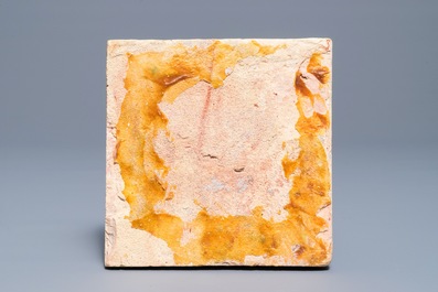 Un carreau en majolique polychrome de type Delft &agrave; d&eacute;cor d'un ourse, 16/17&egrave;me