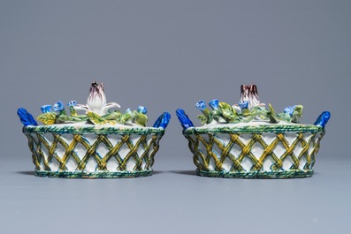 Une paire de beurriers &agrave; d&eacute;cor en relief sur supports ajour&eacute;s en fa&iuml;ence polychrome de Delft, 18&egrave;me