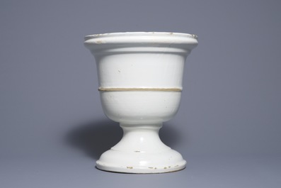 Une grande jardini&egrave;re de type 'Campana' en fa&iuml;ence blanche de Delft, 18&egrave;me