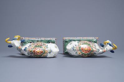 Een paar polychrome Delftse koeien op basissen met kikkers, 18e eeuw