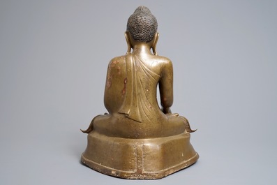 Une figure de Bouddha en bronze &agrave; base inscrite, Birmanie, 19&egrave;me