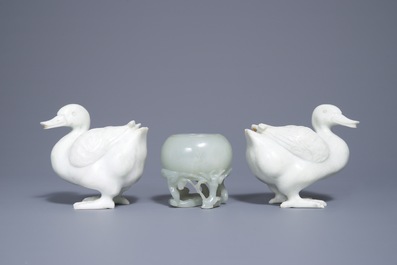 Een Chinese celadon jade penselenwasser en een paar witte jade eenden, 19e en 20e eeuw