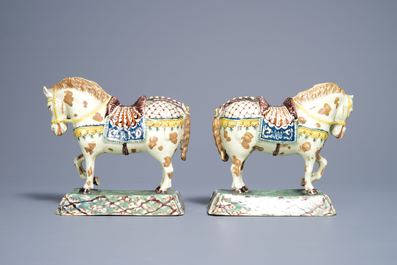 Une paire de mod&egrave;les de chevaux en fa&iuml;ence polychrome de Delft &agrave; fond vert clair, 18&egrave;me