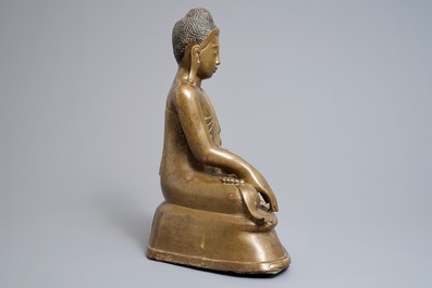 Une figure de Bouddha en bronze &agrave; base inscrite, Birmanie, 19&egrave;me