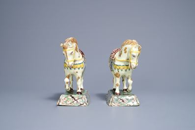 Une paire de mod&egrave;les de chevaux en fa&iuml;ence polychrome de Delft &agrave; fond vert clair, 18&egrave;me