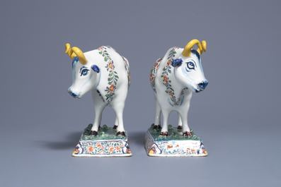 Une paire de vaches sur bases aux grenouilles en fa&iuml;ence polychrome de Delft, 18&egrave;me