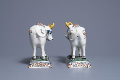 Een paar polychrome Delftse koeien op basissen met kikkers, 18e eeuw