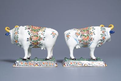 Une paire de vaches sur bases aux grenouilles en fa&iuml;ence polychrome de Delft, 18&egrave;me