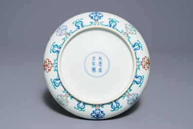 Une assiette en porcelaine de Chine doucai, marque de Yongzheng, 19/20&egrave;me