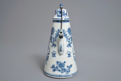 Een Chinese blauwwitte koffiekan, Qianlong