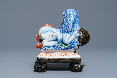 Un mod&egrave;le d'un lion en fa&iuml;ence polychrome de Delft, 19&egrave;me