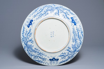Un tr&egrave;s grand plat en porcelaine Imari de Japon &agrave; d&eacute;cor d'un aigle, marque de Chenghua, Meiji, 19&egrave;me