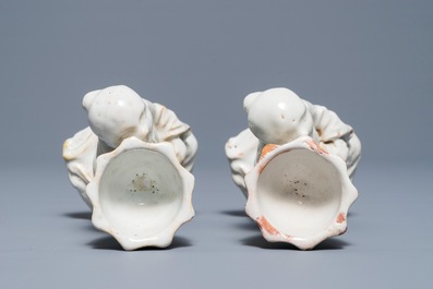 Een paar wit geglazuurde zoutvaten in de vorm van Chinezen, wellicht Brussel, 18e eeuw