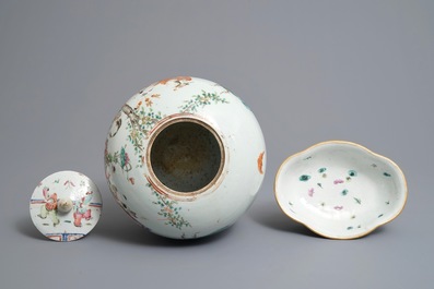 Un plat, un pot couvert et un bol sur piedouche en porcelaine de Chine famille rose, 19&egrave;me