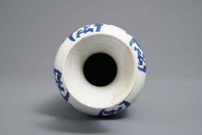 Un vase de forme rouleau en porcelaine de Chine bleu et blanc, Kangxi