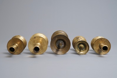 Cinq piques-cierge et bougeoirs &agrave; disques en bronze et laiton, Flandres, 16/17&egrave;me