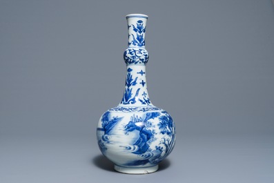 Een Chinese blauwwitte flesvormige vaas met figuratief decor rondom, Transitie periode