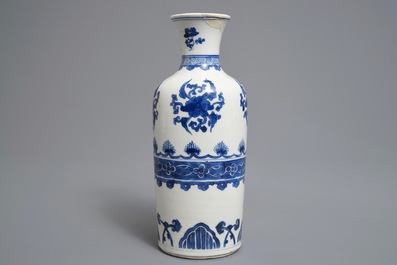 Un vase de forme rouleau en porcelaine de Chine bleu et blanc, Kangxi