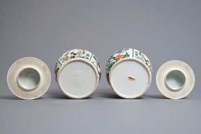 Une paire de vases couverts en porcelaine de Chine famille verte, 19&egrave;me