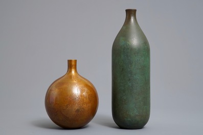 Two fine Japanese bronze vases, Showa, 20th C.