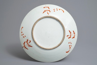 Un plat, un pot couvert et un bol sur piedouche en porcelaine de Chine famille rose, 19&egrave;me