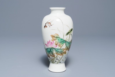 A Chinese famille rose vase with a bird among flowers, Jingdezhen mark, 20th C.