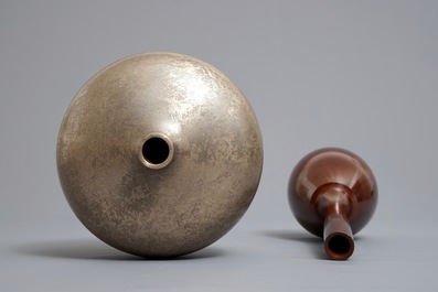 Two fine Japanese bronze vases, Showa, 20th C.