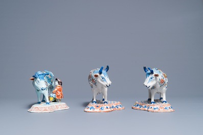 Une paire de vaches sur bases et une au trayeur en fa&iuml;ence polychrome de Delft, 19&egrave;me