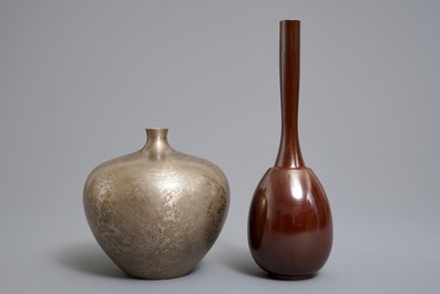 Two fine Japanese bronze vases, Showa, 20th C.