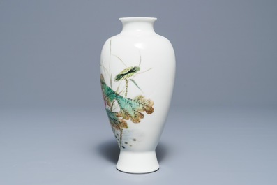 Un vase en porcelaine de Chine famille rose, marque de Jingdezhen, 20&egrave;me