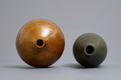 Two fine Japanese bronze vases, Showa, 20th C.