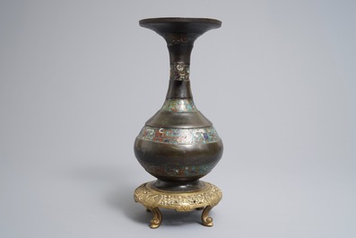 Un vase en bronze et &eacute;maux champlev&eacute;s, Chine, 17/18&egrave;me