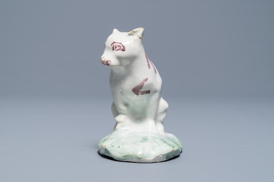 Een model van een zittende kat in Brussels aardewerk, 18e eeuw
