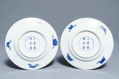 Une paire d'assiettes en porcelaine de Chine bleu et blanc, marque et &eacute;poque de Kangxi